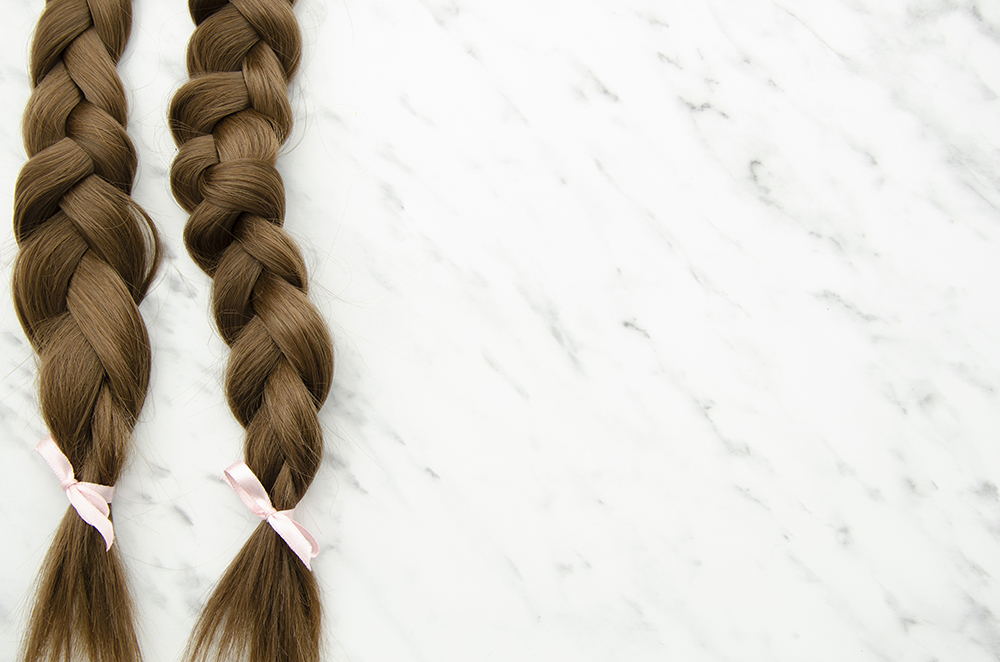 top-view-frame-with-braids-copy-space top-view-frame-with-braids-copy-space